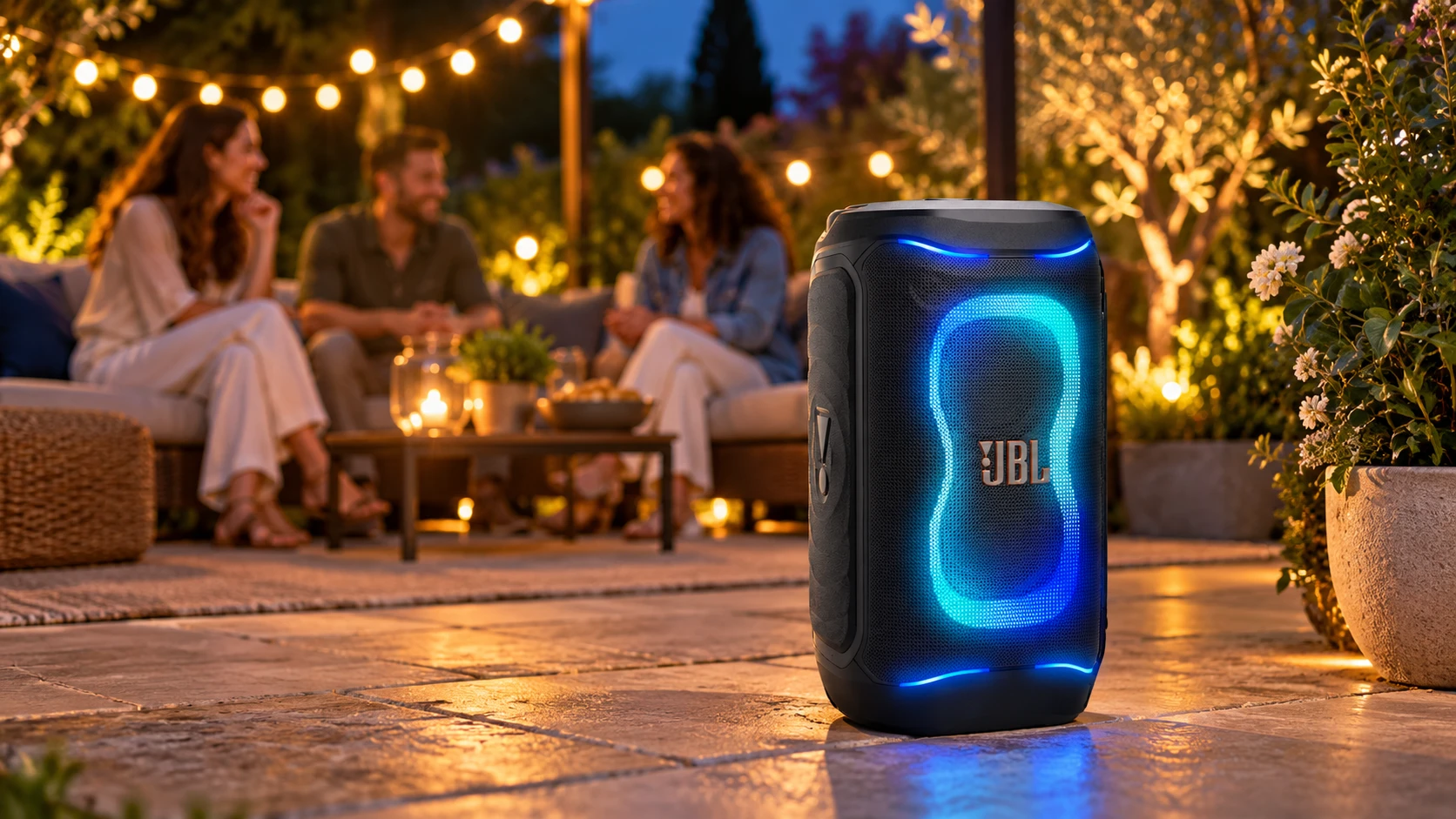 JBL PartyBox 130 със светлинно шоу на вечерно събиране в градината